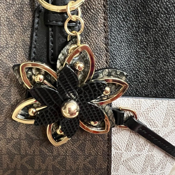 Michael Kors
Signature Logo Voyager Colorblock East West Tote Bag - Picture 5 of 11